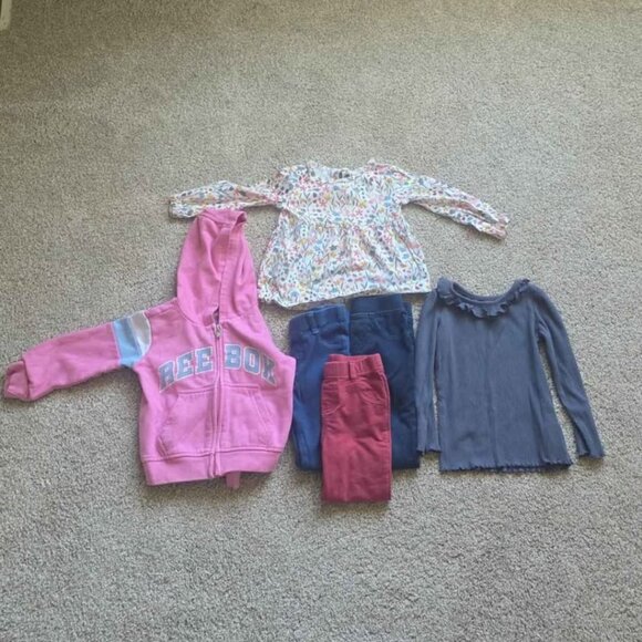 Lot of 2T girl clothes - Picture 1 of 5